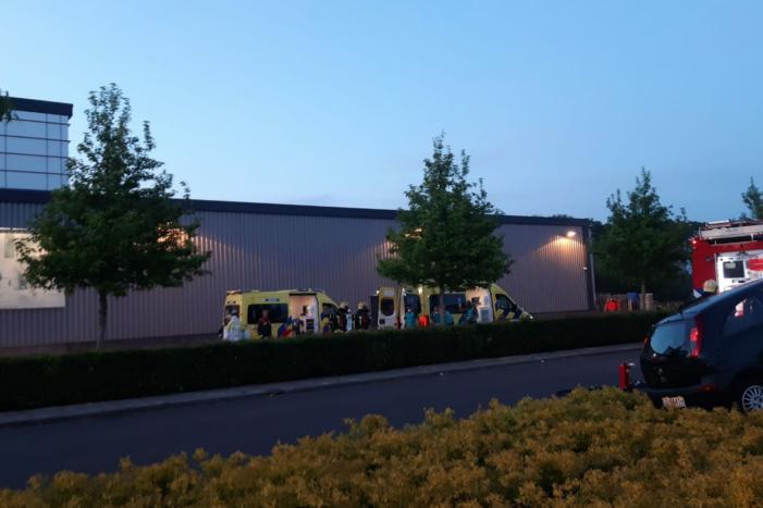 Automobilist belandt in bosschages parkeerplaats