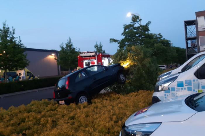 Automobilist belandt in bosschages parkeerplaats
