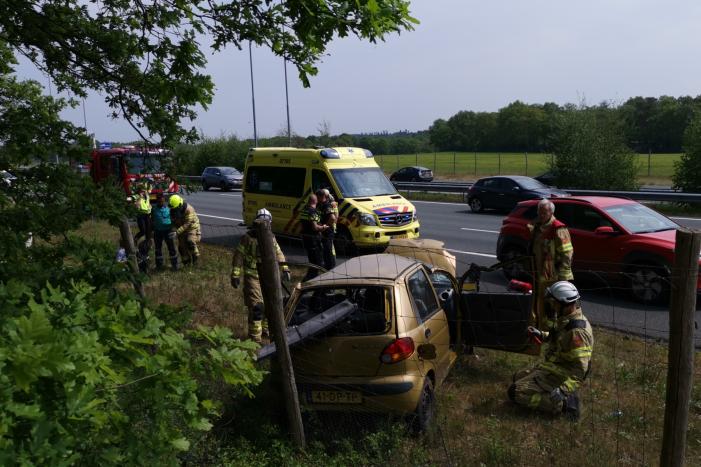 Auto raakt van snelweg en crasht