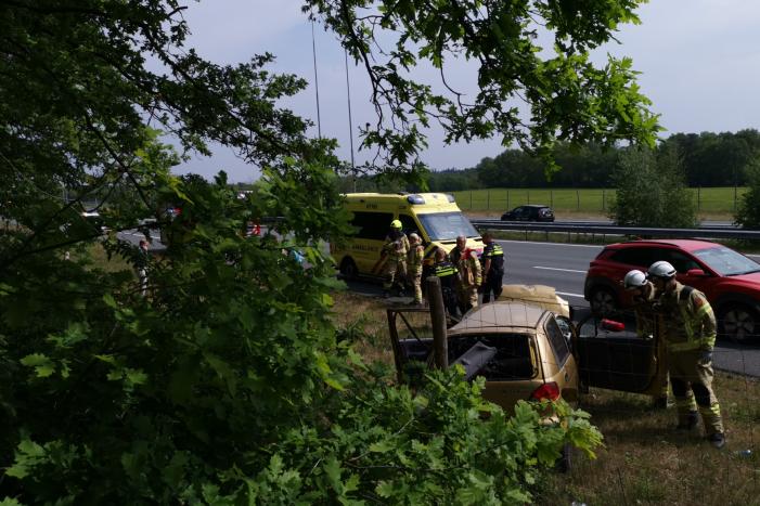 Auto raakt van snelweg en crasht