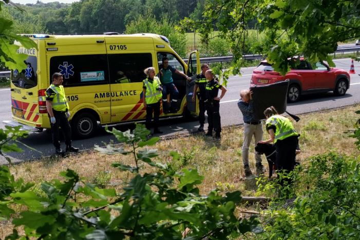 Auto raakt van snelweg en crasht