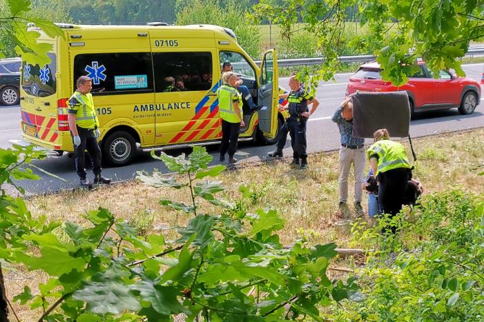 Auto raakt van snelweg en crasht