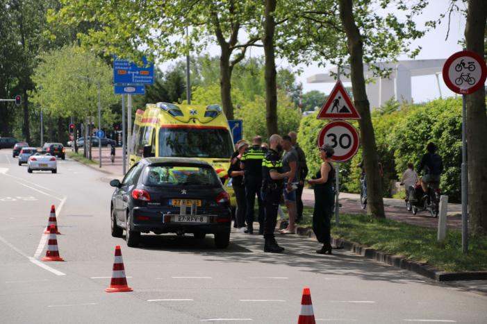 Persoon gewond na aanrijding met auto
