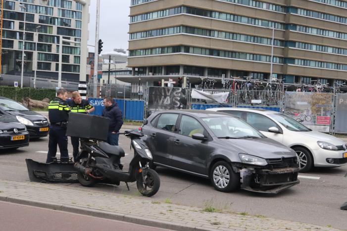 Foto-update: #Utrecht Schade na aanrijding met scooter Damstraat Utrecht.