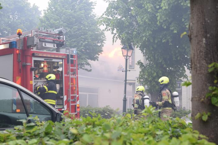 Grote uitslaande brand in woning