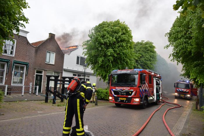 Grote uitslaande brand in woning