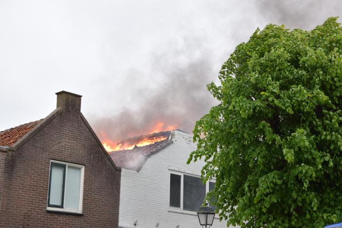 Grote uitslaande brand in woning
