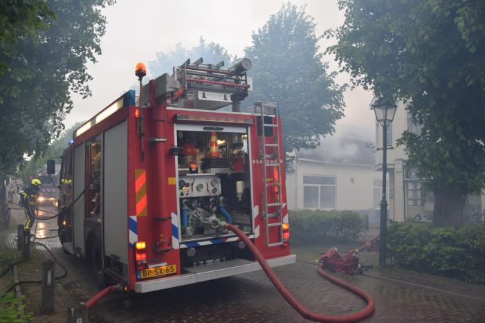 Grote uitslaande brand in woning