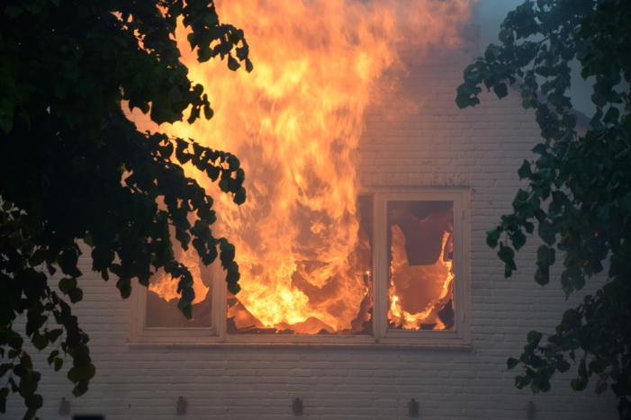 Grote uitslaande brand in woning