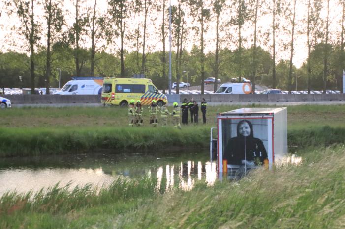 Vrachtwagen PostNL belandt in sloot