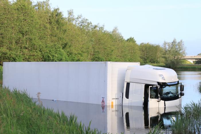 Vrachtwagen PostNL belandt in sloot