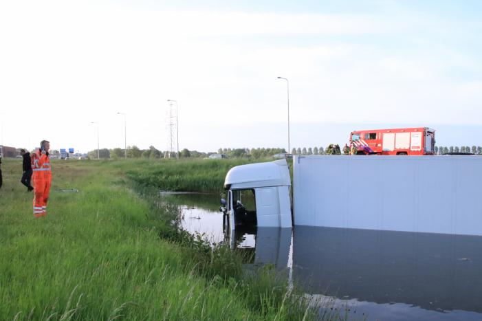 Vrachtwagen PostNL belandt in sloot
