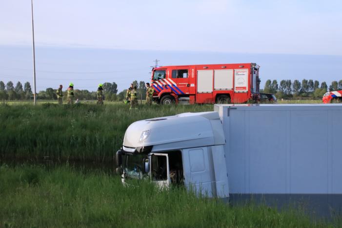 Vrachtwagen PostNL belandt in sloot