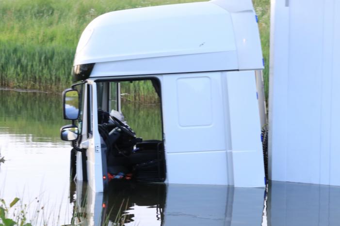 Vrachtwagen PostNL belandt in sloot