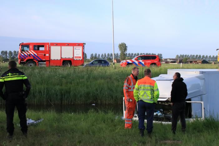 Vrachtwagen PostNL belandt in sloot
