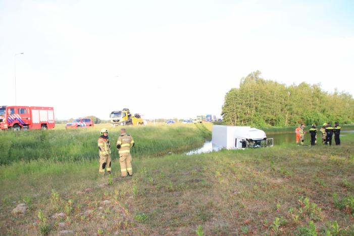 Vrachtwagen PostNL belandt in sloot