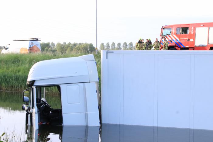 Vrachtwagen PostNL belandt in sloot