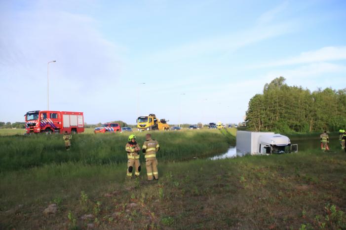 Vrachtwagen PostNL belandt in sloot
