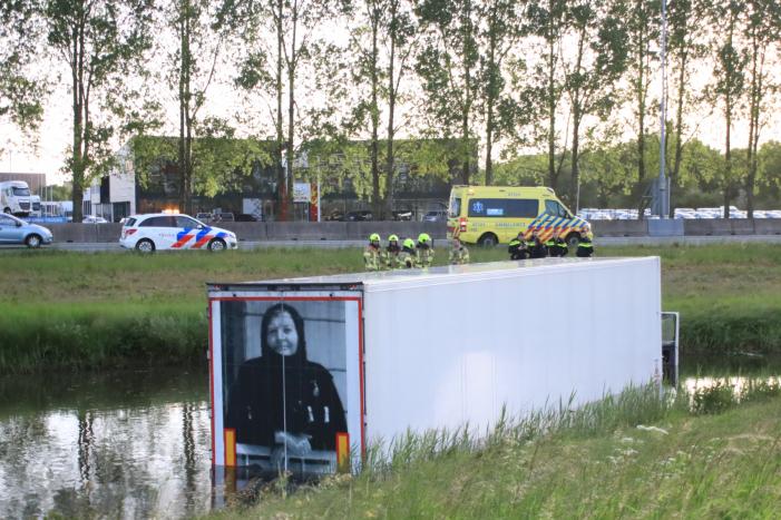 Vrachtwagen PostNL belandt in sloot