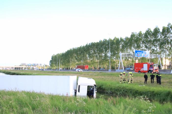 Vrachtwagen PostNL belandt in sloot