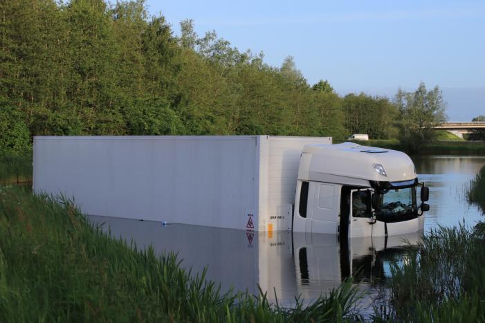 Vrachtwagen PostNL belandt in sloot
