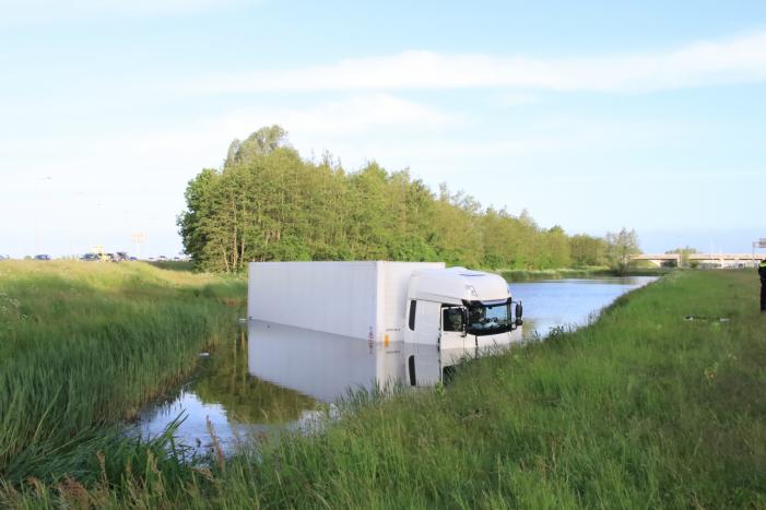 Vrachtwagen PostNL belandt in sloot