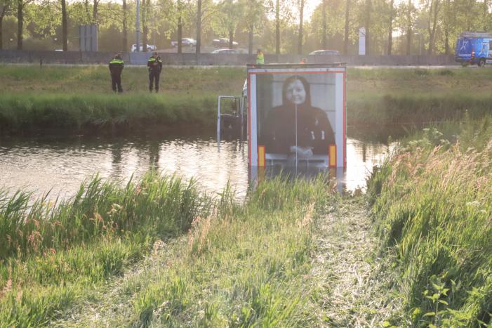 Vrachtwagen PostNL belandt in sloot