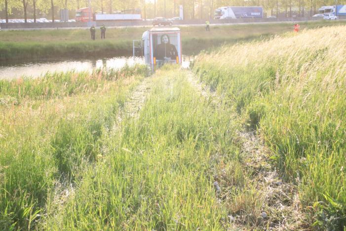 Vrachtwagen PostNL belandt in sloot