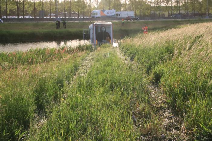 Vrachtwagen PostNL belandt in sloot
