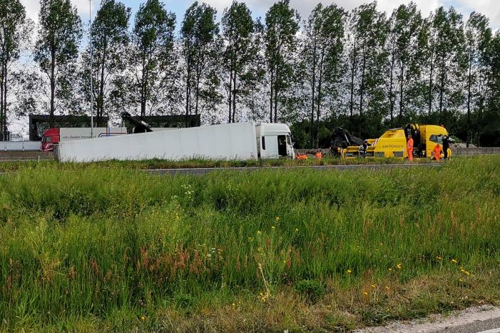 Vrachtwagen PostNL belandt in sloot