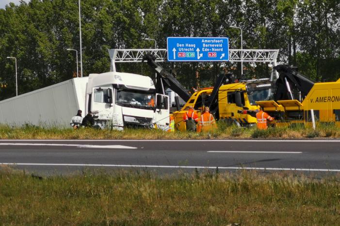 Vrachtwagen PostNL belandt in sloot