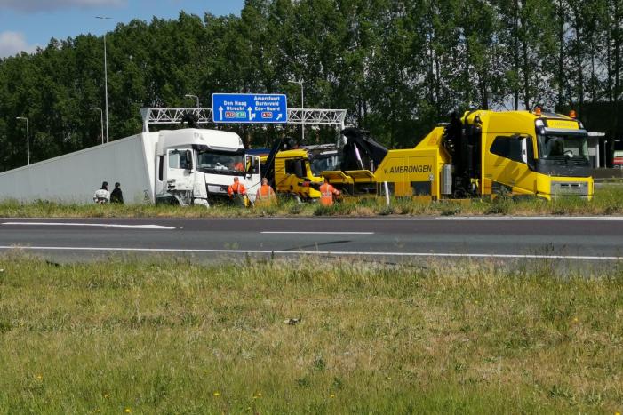 Vrachtwagen PostNL belandt in sloot