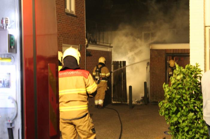 Brand in kliko slaat over naar schutting