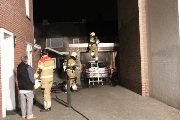 Brand in kliko slaat over naar schutting