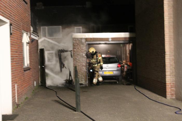 Brand in kliko slaat over naar schutting