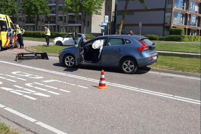 Flinke schade bij verkeersongeval op kruising
