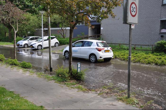 Straten blank na gesprongen waterleiding