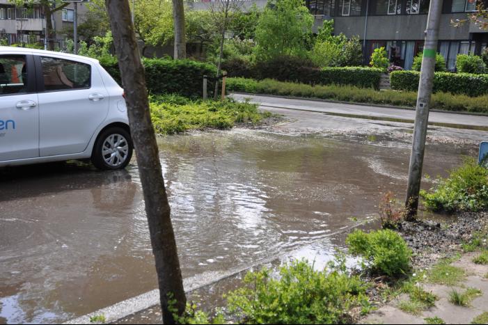 Straten blank na gesprongen waterleiding