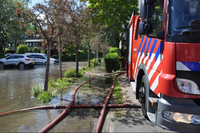 Straten blank na gesprongen waterleiding