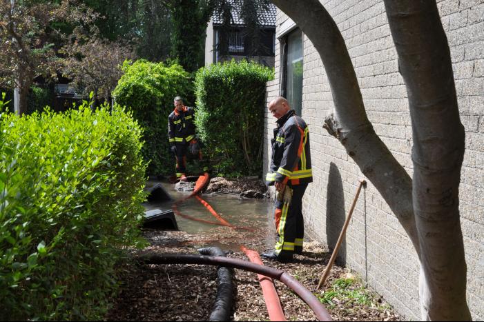 Straten blank na gesprongen waterleiding