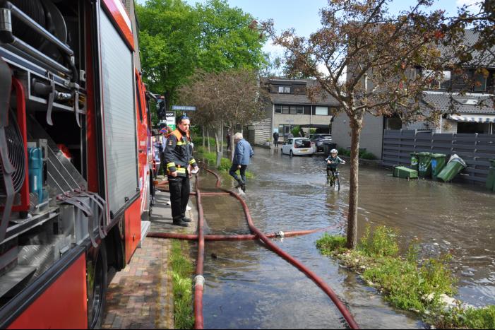 Straten blank na gesprongen waterleiding