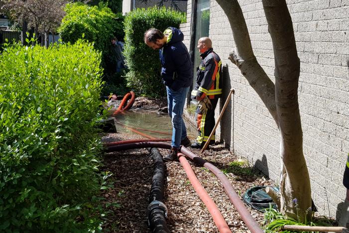 Straten blank na gesprongen waterleiding