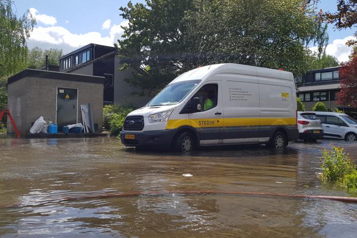 Straten blank na gesprongen waterleiding