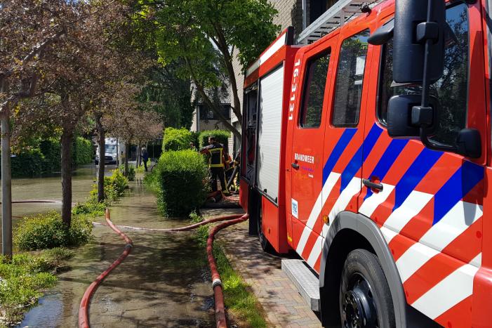 Straten blank na gesprongen waterleiding