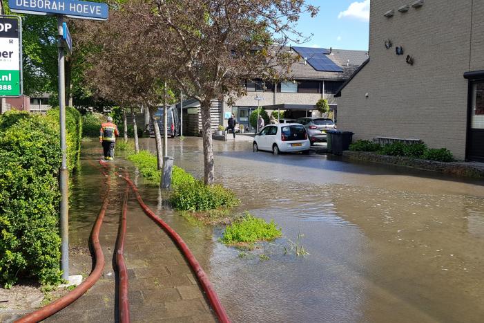 Straten blank na gesprongen waterleiding