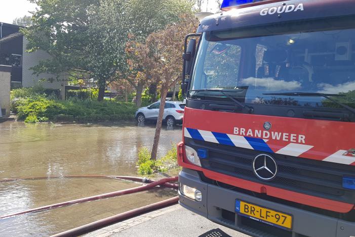 Straten blank na gesprongen waterleiding
