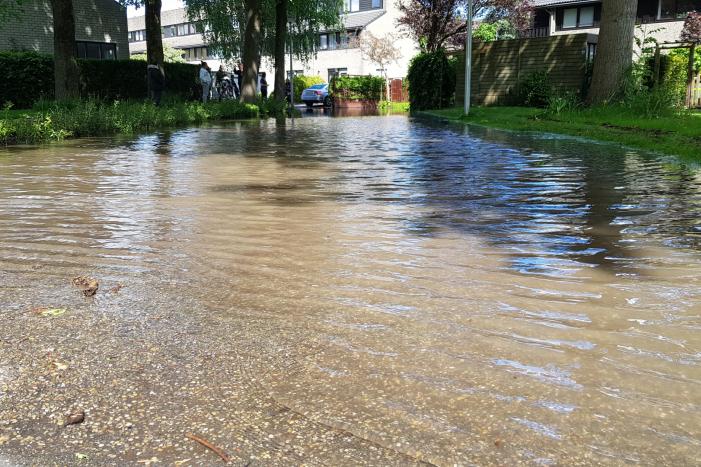 Straten blank na gesprongen waterleiding