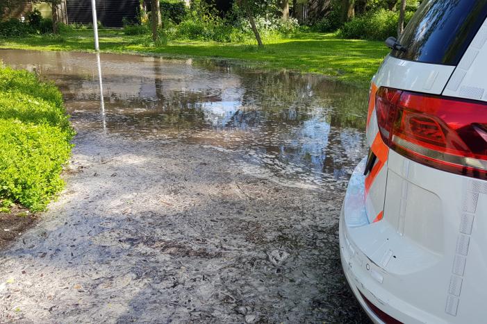 Straten blank na gesprongen waterleiding