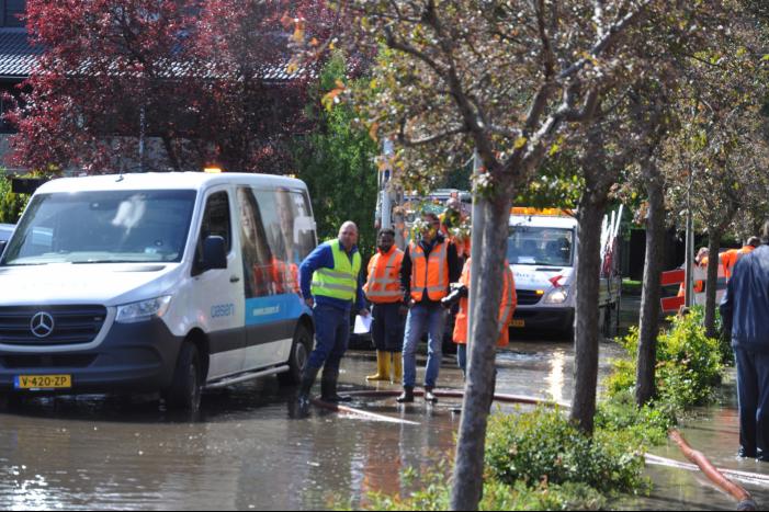 Straten blank na gesprongen waterleiding