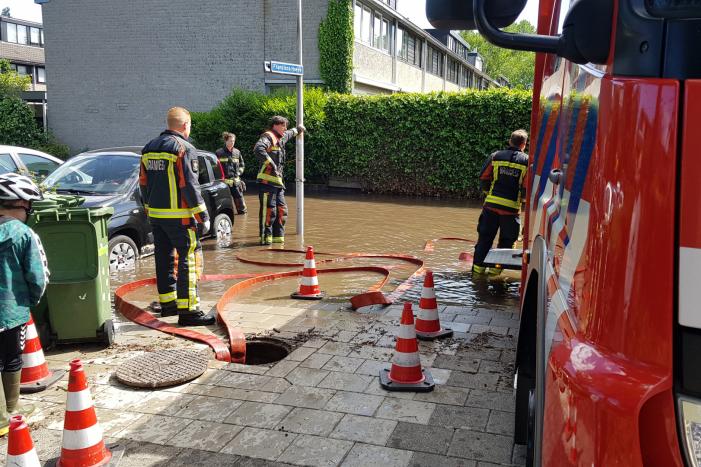 Straten blank na gesprongen waterleiding